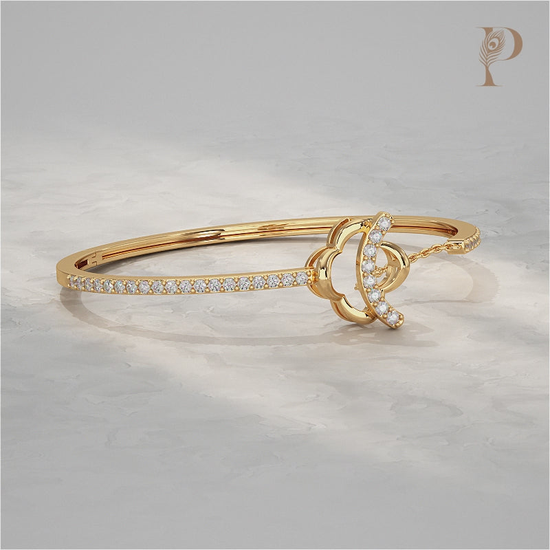 Round Lab Diamond Clover Motif Bangle